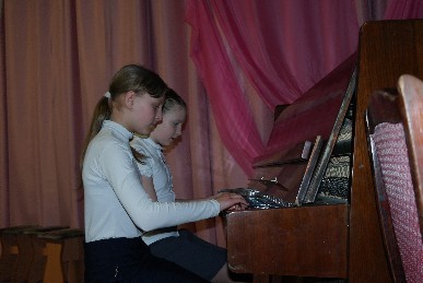Фортепианный дуэт: Коцендорн Анастасия, Омельченко Елена (преп. Кунцман Т.В.) Фортепианный дуэт: Коцендорн Анастасия, Омельченко Елена (преп. Кунцман Т.В.)