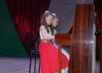 Фортепианный дуэт: Коцендорн Анастасия, Омельченко Елена (преп Кунцман Т.В.) Фортепианный дуэт: Коцендорн Анастасия, Омельченко Елена (преп Кунцман Т.В.)